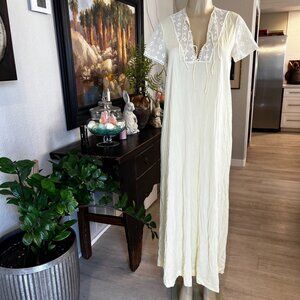VANITY FAIR NightGown soft creamy yellow Nylon w/ Cotton Lace Cap Sleeves